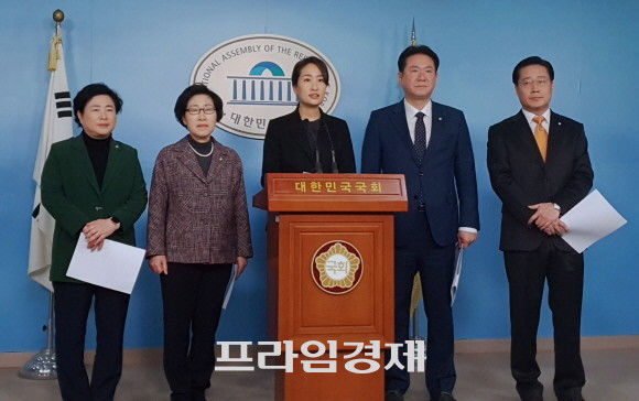 김수민 바른미래당 의원을 비롯해 안철수계 의원 5명은 17일 기자회견장에서 힘에 의한 무력정치가 아닌 사회적 공론화와 여야 타협이 있는 정치를 해야 한다고 주장했다. = 박성현 기자