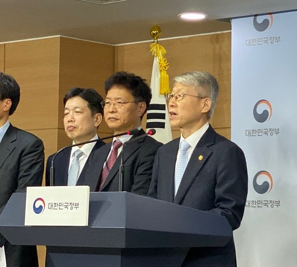 최기영 과학기술정보통신부 장관이 17일 서울 종로구 정부서울청사 본관 브리핑룸에서 '인공지능(AI) 국가전략 발표' 관련 브리핑을 하고 있다. = 박지혜 기자
