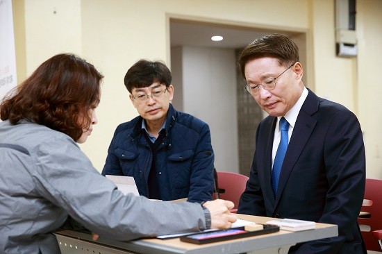 이정희 전 한국전력공사 상임감사는 17일 오전 광주시 남구선관위를 찾아 광주 동남갑에 21대 총선 예비후보로 등록했다. ⓒ 이정희 예비후보자 사무실