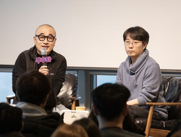 17일 우아한형제들 본사에서 김봉진 대표(좌)와 김범준 차기 대표(우)가 직원들의 질문에 답변하고 있다. ⓒ 우아한 형제들