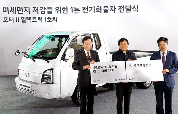 왼쪽부터 이낙연 국무총리, 1호차 주인공 박내옥 씨, 공영운 현대차 사장이 기념촬영을 하고 있는 모습. ⓒ 현대자동차
