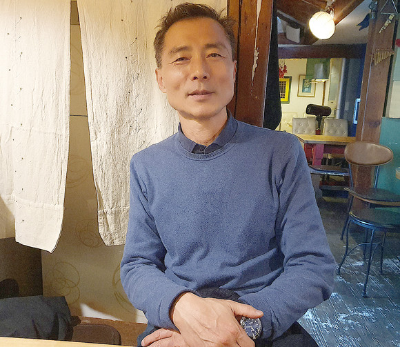 교수신문에서 선정한 2019년 올해의 사자성어 '공명지조'를 추천한 최재목 영남대학교 교수. 최재목 교수는 16일 본지와의 만남에서 올해 구성원 간 대립이 극심했다면서 내년에는 행복을 추구하는 세계인(코스모폴리탄)으로 살아가자는 메시지를 전했다. = 장귀용 기자