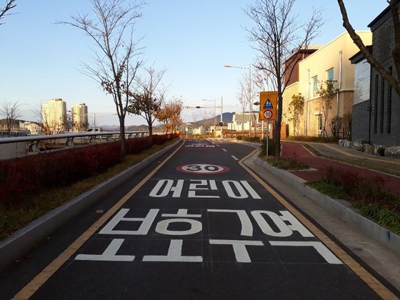 어린이보호구역 정비. ⓒ 진주시