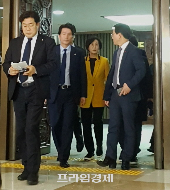더불어민주당 의원들이 18일 의원총회를 마치고 퇴장했다. = 박성현 기자
