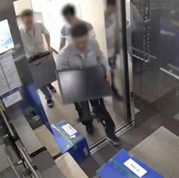 공정위 조사 직전 273개 하드디스크와 컴퓨터 101대를 교체해 중요 자료를 은닉하는 모습이 담긴 폐쇄회로(CC)TV 영상. ⓒ 연합뉴스