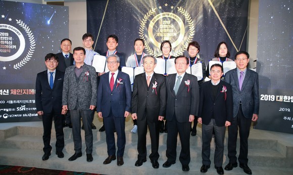 한국서부발전 사장 김병숙(가운데)과 운영위 및 체인지메이커 수상자들이 기념촬영을 하고 있다. ⓒ 서부발전