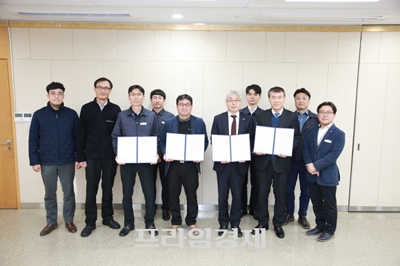 차민식 사장, 남철희 노조위원장(앞줄 오른쪽에서 세번째, 네번째)이 관계자들과 기념촬영을 하고 있다. ⓒ 여수광양항만공사