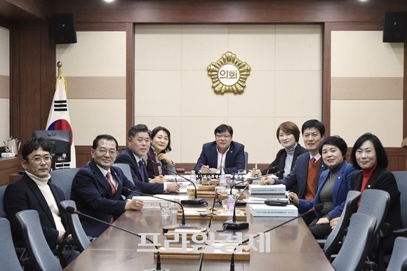 순천시의회 예결특위 이현재 위원장과 위원들이 2020년도 예산안을 최종 의결하고 기념촬영을 하고 있다. ⓒ 순천시의회