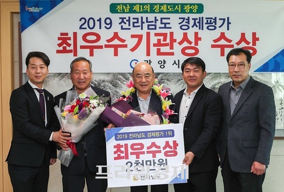 정현복 광양시장(가운데)과 관계자들이 기념촬영을 하고 있다. ⓒ 광양시