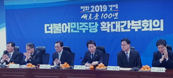 이인영 더불어민주당 원내대표는 20일 확대간부회의를 개최하기 전 제주도 감귤에 대해 언급했다. = 박성현 기자