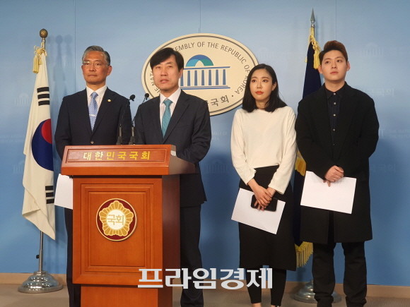 하태경 새로운보수당 창당준비위원장은 20일 기자회견장에서 성 갈등 대책을 마련하기 위해 젠더갈등해소특별위원회를 발표했다. = 박성현 기자