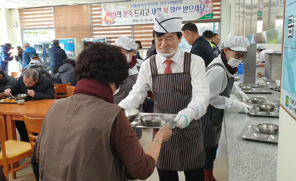 조규일 진주시장이 청락원에서 어르신들에게 팥죽을 배식하고 있다. ⓒ 진주시