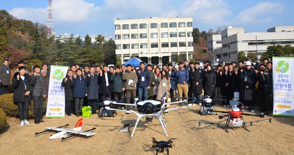 20일 대전KT인재개발원에서 열린 2019 스마트 산림대전 산림드론 테크데이(Tech day) 참가자 및 관계자들이 기념사진을 촬영하고 있다. ⓒ 산림청