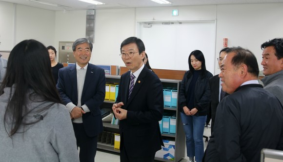 문성혁 장관과 최명용 이사장이 어항본부를 순회하며 직원들을 격려하고 있다. ⓒ 한국어촌어항공단