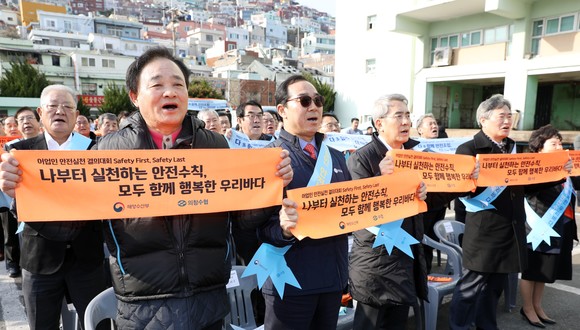 20일 부산공동어시장에서 열린 '어업인 안전실천 결의대회'서 임준택 수협중앙회장(앞쪽 첫번째)이 전국 어업인들과 함께 안전조업을 위한 결의문을 제창하고 있다. ⓒ 수협중앙회