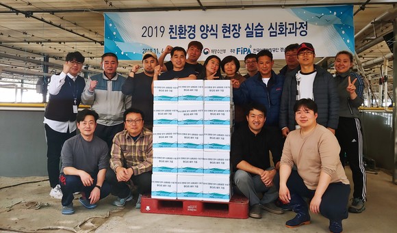 관계자들이 흰다리 새우 기증에 앞서 단체 사진 촬영을 하고 있다. ⓒ 한국어촌어항공단