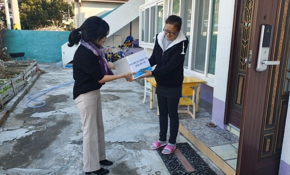 지역주민에게 흰다리 새우를 기증하고 있다. ⓒ 한국어촌어항공단
