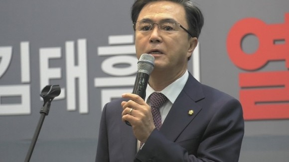 김태흠 의원이 출판기념회에서 인사말을 하고 있다. ⓒ 프라임경제