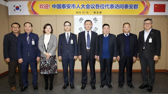중국 산둥성 태안시 방문단과 군 관계자 기념촬영 모습(오른쪽 네번째 장경봉 산둥성 인민대표회의 태안위원회 부비서장). ⓒ 태안군