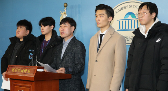 하태경 새로운보수당 창당준비위원장은 23일 기자회견장에서 현행 만 25세에서 만 20세로 낮추는 공직선거법 일부개정안(20세 국회의원 출마 가능법)을 대표발의했다. ⓒ 연합뉴스