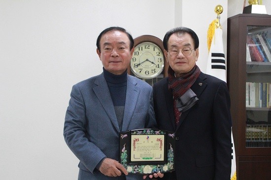 장병완 의원이 5.18민주화운동 정신계승 함양과 진상규명을 위한 특별법 제정의 공로로 5월단체로부터 감사패를 받은 후 김후식 5.18부상자회 회장과 기념촬영을 하고 있다. ⓒ 장병완 의원실