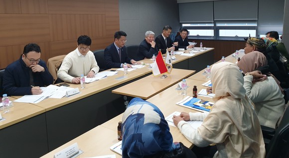 충남을 방문한 반둥 리젠시 정부부처장 우스만 모하마드를 비롯한 서자바주 대표단과 양 지역 간 행정교류에 대한 논의를 하고 있다. ⓒ 충남도