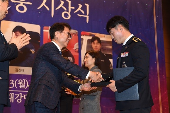 류열 에쓰오일 사장(왼쪽)이 올해의 영웅 해양경찰 시상을 하는 모습. ⓒ S-OIL