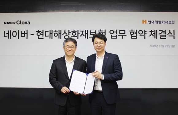 현대해상 정규완 디지털전략본부장(오른쪽)과 네이버 서치앤클로바 사업부문 정석근 책임리더(왼쪽)가 기념촬영을 하고 있다. ⓒ 현대해상