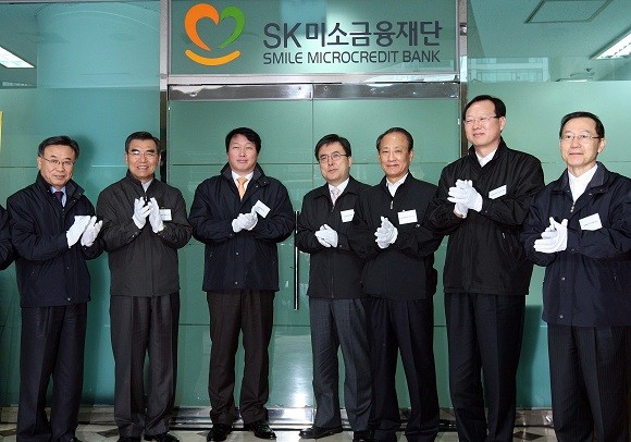 최태원 SK 회장이 SK미소금융재단 현판식에 참석해 기념 사진을 촬영하는 모습. ⓒ 연합뉴스