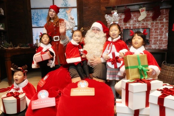 10년 전 오늘 통쾌하게 우리 곁에 찾아와 커다란 선물을 건넸던 산타 할아버지, 2019년에는 밀당의 귀재로 돌아왔습니다. 과연 우리는 저 아이들처럼 환하게 웃을 수 있을지 궁금해지는 연말입니다. 사진은 핀란드 공인 산타와 어린이들이 포토존에서 포즈를 취하고 있는 모습. ⓒ 연합뉴스