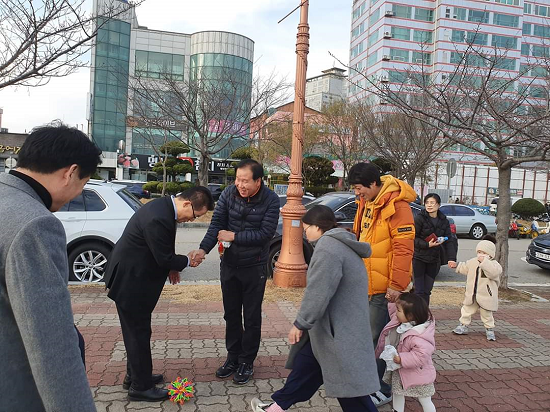 금귀월래 중 시민들과 인사 나누는 박지원 의원. ⓒ 박지원 의원 페이스북
