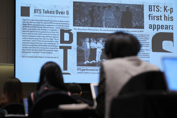 지난 11일 오전 서울 서대문구 연세대학교 백양누리관에서 'BTS 너머의 케이팝: 미디어 기술, 창의산업 그리고 팬덤문화'를 주제로 열린 한국언론학회 문화젠더 연구회 특별 세미나에서 참석자들이 기조연설을 경청하고 있다. ⓒ 연합뉴스