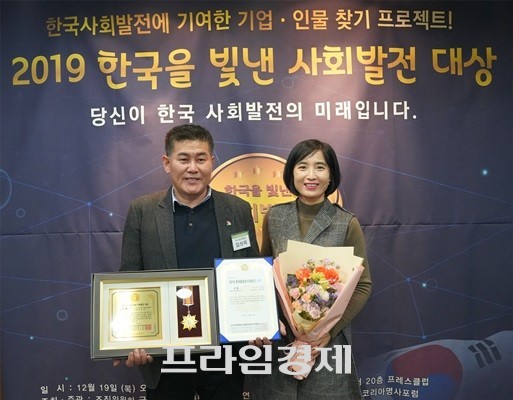 여수시청 관광과 김상욱 관광마케팅 팀장(왼쪽)이 베스트 공무원 대상을 수상하고 기념촬영을 하고 있다. ⓒ 여수시