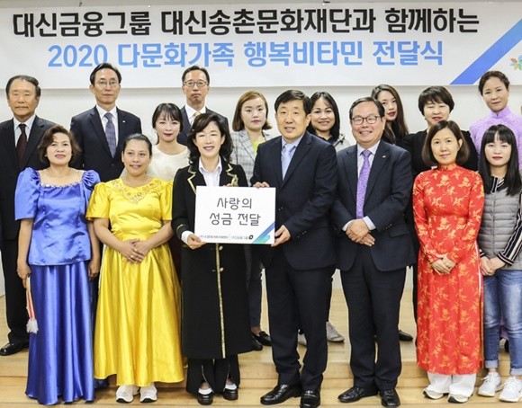 이어룡 회장이 나주 다문화가족지원센터를 방문해 사랑의 성금을 전달하고 기념 사진을 찍고 있다. ⓒ 대신금융그룹