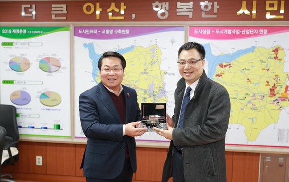 중국동관시 대표단은 지난 23일 아산시청을 공식방문 오세현 아산시장을 예방하고 있다. ⓒ 아산시