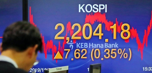 올해 IPO 시장 공모금이 약 3조8000억원을 기록하면서 지난해 대비 약 35% 증가한것으로 나타났다. 사진은 지난 20일 코스피지수가 전일 대비 0.35% 오른 2204.18로 장을 마감한 모습. ⓒ 연합뉴스
