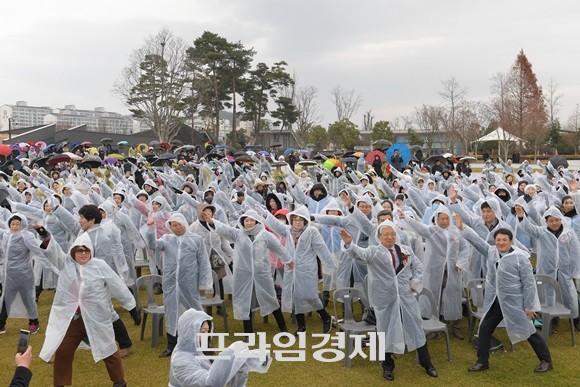 순천시가 관광객 1000만명 달성 기념으로 1000명의 시민과 함께 하는 '천만댄스 퍼포먼스'를 하고 있다. ⓒ 순천시