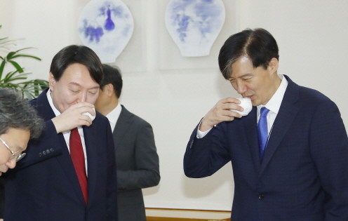 윤석열 검찰총장 임명 직후 당시 청와대 민정수석이던 조국 전 법무부 장관이 자리를 함께 한 모습. ⓒ 연합뉴스