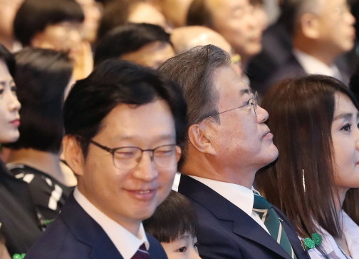 영장 기각이라는 암초로 검찰은 조국 전 법무부 장관에게 구명 압박을 할 정도의 친문 거물을 직접 겨냥하는 쪽으로 가닥을 잡을 것으로 보인다. 송병기 울산 부시장 영장 청구라는 새 카드를 꺼낸 게 그 방증이라는 것. 사진은 유재수 전 부산 부시장 감찰 무마 개입 인사 중 하나로 지목된 김경수 경남도지사(왼쪽)가 문재인 대통령과 한 행사장에 모습을 드러낸 당시의 사진. 김경수 지사 등 친문 인사들을 둘러싼 의혹을 검찰이 얼마나 빠르게 몰아쳐 일정한 수준 이상의 답을 규명할지에 관심이 모아진다. ⓒ 연합뉴스