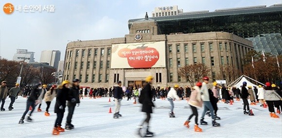 한국간편결제진흥원은 서울광장 스케이트장에서 제로페이 관련 이벤트를 진행한다. 사진은 서울시청 앞 서울광장 스케이트장 전경. ⓒ 한국간편결제진흥원