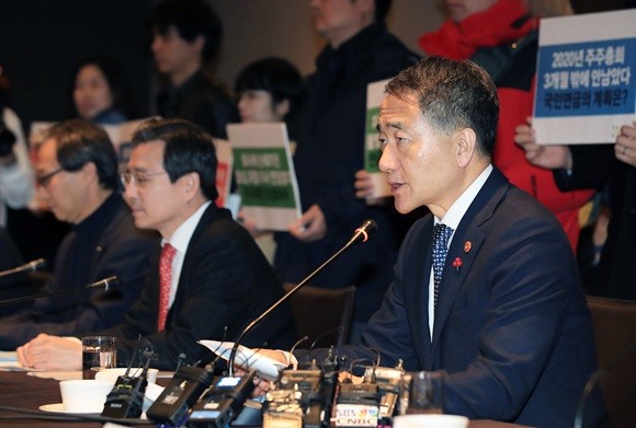 국민연금 기금운용위원회가 기업에서 횡령 및 배임 등을 저지르는 기업 이사에 대해 해임을 요구하는 '적극적 주주활동' 가이드라인을 의결했다. 이에 상장협은 관리자 차원을 넘어선 경영 간섭 행위를 지양할 것을 요구했다. 사진은 박능후 보건복지부 장관이 27일 열린 '제9차 국민연금 기금 운용위원회'에서 발언하는 모습. ⓒ 연합뉴스