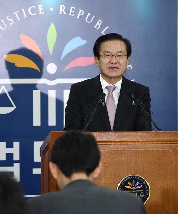 이귀남 전 법무부 장관이 이건희 삼성전자 회장 특별 사면을 발표하는 모습. ⓒ 연합뉴스