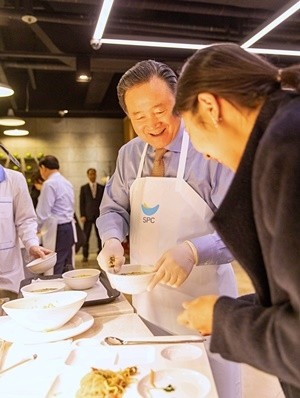 2일 신년식에서 직원들에게 직접 떡국을 배식하고 있는 허영인 SPC그룹 회장. ⓒ SPC그룹