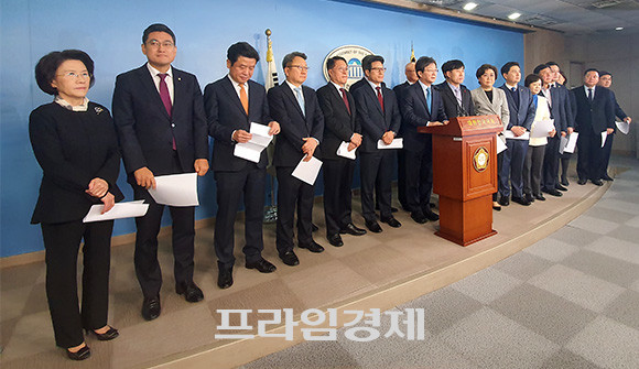새로운보수당 창당 준비에 참여한 바른미래당 의원들은 3일 탈당한다고 입장을 밝혔다. = 박성현 기자