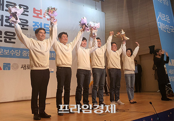 새보수당은 5일 중앙당 창당대회에서 7인 집단체제로 운영하기로 결정했으며 하태경·오신환·유의동·정운천·지상욱 의원을 공동대표(지도부)로 선출했다. = 박성현 기자