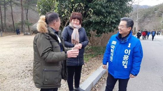 이용빈 광산갑 예비후보가 시민들과 담소를 나누고 있다. ⓒ 이용빈 예비후보 선거사무소
