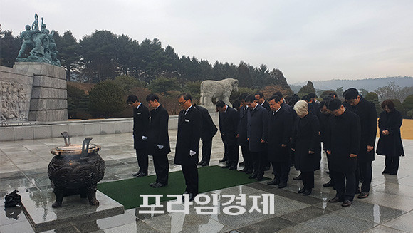 새로운보수당은 당대표·최고위원회의에 앞서 △천안함 △연평해전 △독도 헬기 추락 사건 등의 장병·소방직 순직자들을 기리기 위해 6일 대전 현충원을 방문했다. = 박성현 기자