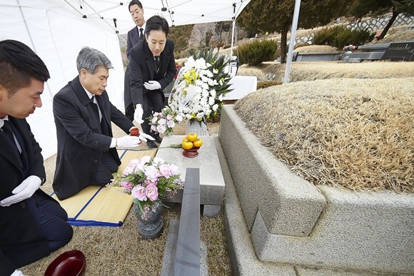 윤종원 신임 IBK기업은행장이 6일 경기 성남시 메모리얼파크를 찾아 故 강권석 행장을 추모하고 ,고인 업적과 뜻을 기리는 시간을 가졌다. ⓒ IBK기업은행