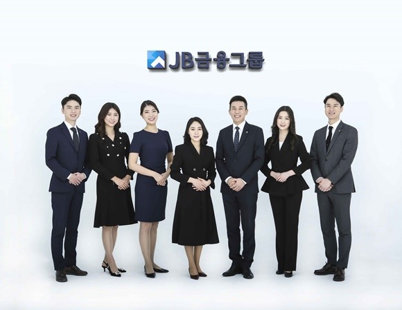 JB금융그룹이 그룹을 대표하는 사내모델 7명을 선발했다. ⓒ JB금융