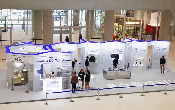 아이오페가 주름 개선의 대명사인 레티놀의 모든 것을 체험할 수 있는 고객 이벤트 '아이오페 주름연구소'를 개최한다. ⓒ 아이오페